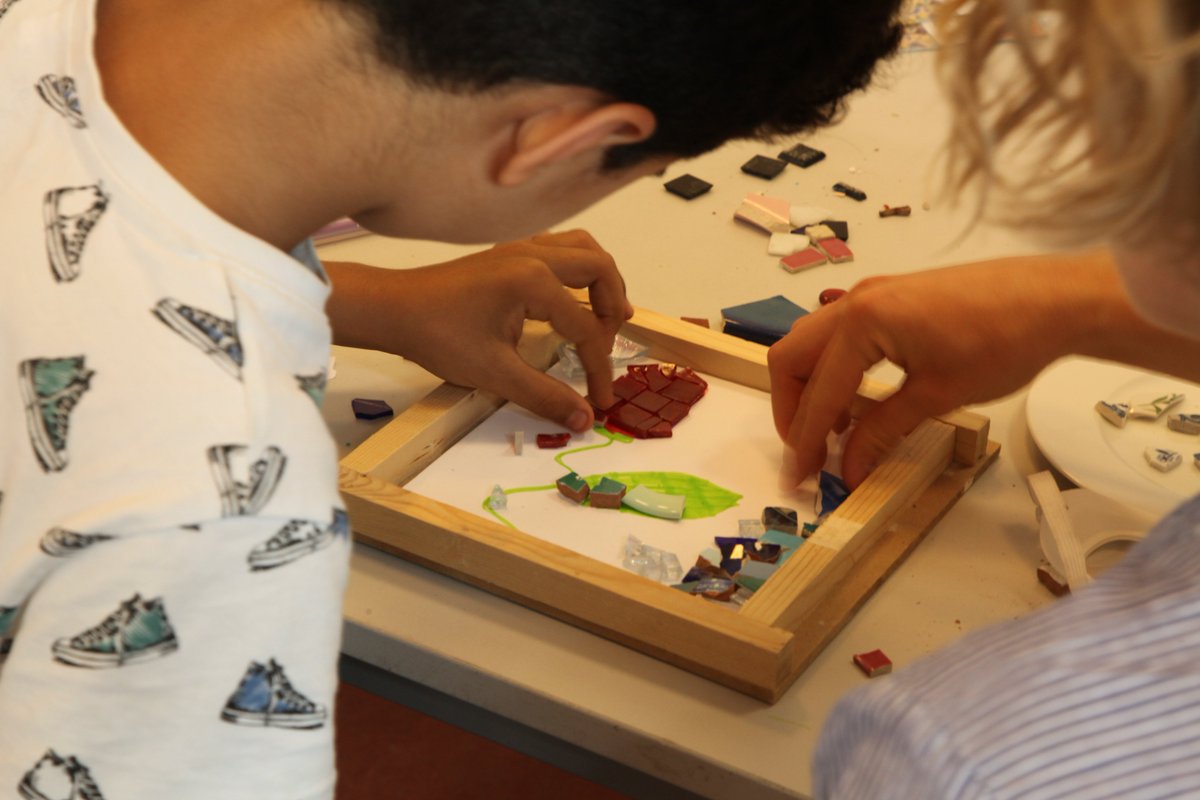 MRatschlag's tweet photo. Im Rahmen der #BerlinerFreiwilligentage begann die Arbeit  an den Mosaiken im ersten von vielen Workshops. Der Hof vom #Stadtschloss #Moabit wird mit Hilfe unserer #NachbarschaftAktiv neu gestaltet werden! @gemeinsameSache https://t.co/DpNrUMJ4ve