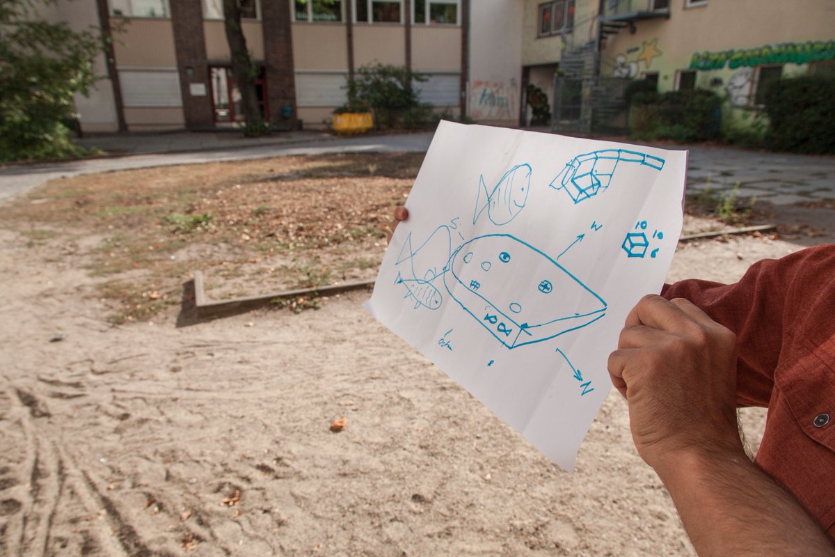 MRatschlag's tweet photo. Im Rahmen der #BerlinerFreiwilligentage begann die Arbeit  an den Mosaiken im ersten von vielen Workshops. Der Hof vom #Stadtschloss #Moabit wird mit Hilfe unserer #NachbarschaftAktiv neu gestaltet werden! @gemeinsameSache https://t.co/DpNrUMJ4ve