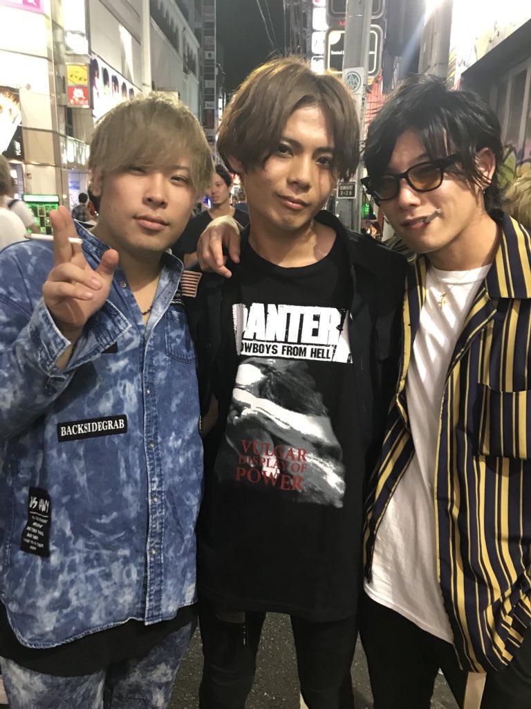SmappaGroup's tweet photo. マコトが大好きなヒナタ店長と、先輩颯と
#青山礼満 主催の #NEONPOOL にきたよ! 真琴は割とワイルド系イケメンですが、物腰柔らかくて可愛らしいですよ❤️
そして、服装おしゃん!だけど誰からもアドバイス受けてない独自おしゃんなんですって😎すごいぞ! https://t.co/4OOBulfuiq