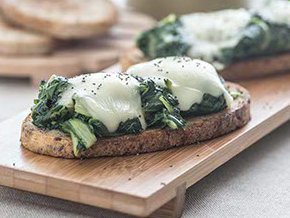 ChefScaglione's tweet photo. Affiancate alla vostra cena questo #crostone di #pane con #bietola e #mozzarella.๐๐
#chef #chefsenzaglutine #senzaglutine #glutenfree #chefmarcoscaglione #food
#ricettegustose #italian_food #ciboitaliano #estateintavola #foodporn #cucinaitaliana
https://t.co/udToUizQin https://t.co/rsbYtmdSD3