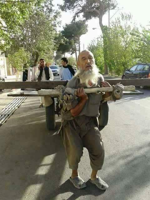 بوجھ سامان کا اور بڑھا دو صاحب 
میرے بچے نے اج ایک فرمایش کی ہے۔۔💔💔