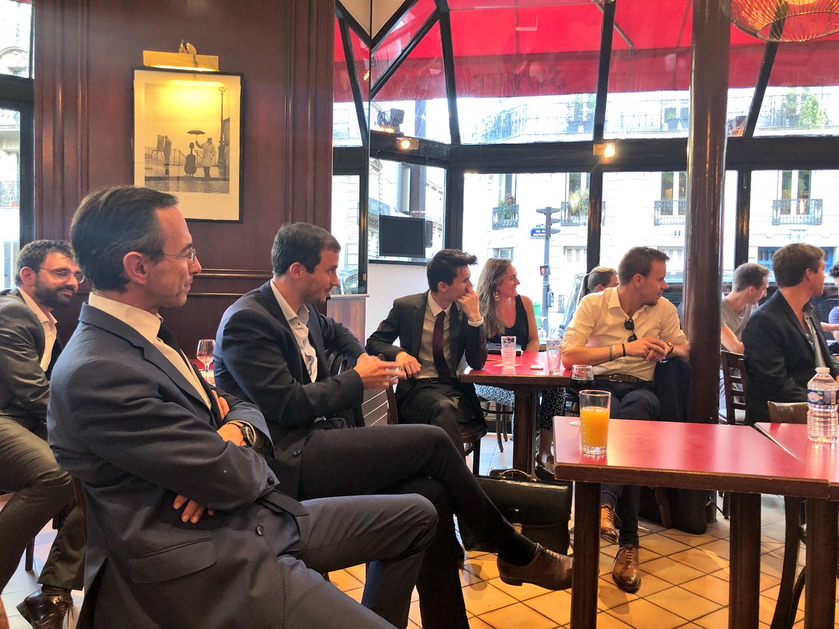 BrunoRetailleau's tweet photo. Apéro très sympa avec les jeunes à l’issue de la Convention de @ForceRep_fr. Merci à tous pour votre engagement ! #ConventionForceRep https://t.co/PB5i49IPL5