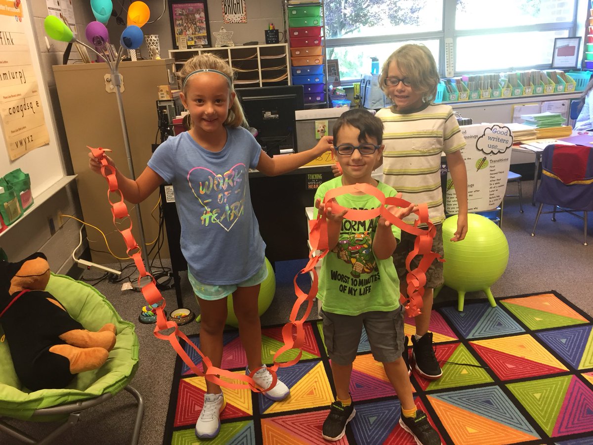 jenkijack's tweet photo. Paper chain challenge was tons of fun and promoted teamwork! https://t.co/OqMhtJJL8D