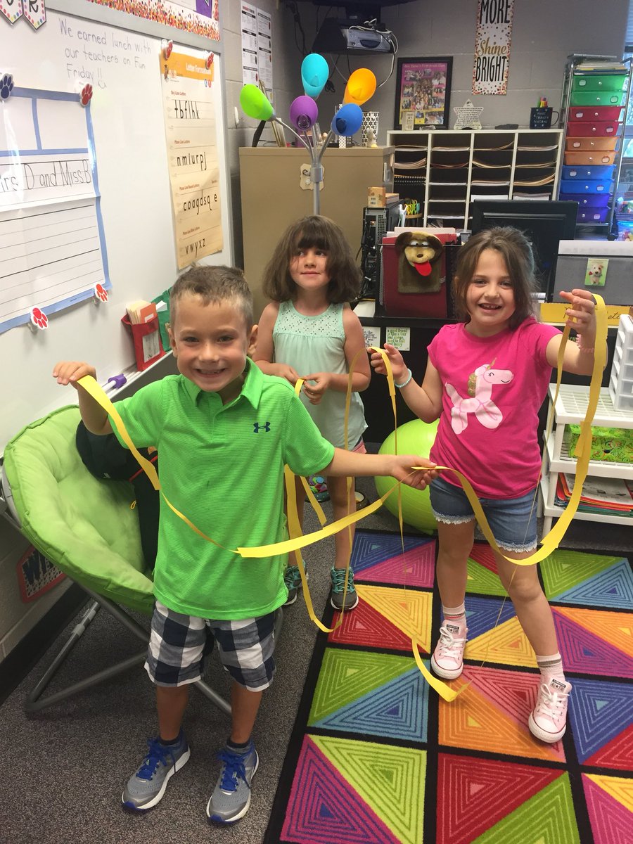 jenkijack's tweet photo. Paper chain challenge was tons of fun and promoted teamwork! https://t.co/OqMhtJJL8D