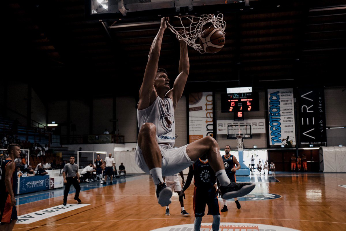 VLPesaro's tweet photo. Al 30' siamo in vantaggio 84-65 contro Aurora Basket Jesi nel primo Trofeo Nuova Sima a Fabriano 🏀⚪🔴
Sul nostro sito la diretta testuale 👉 https://t.co/conQ31bf2H
#spallaAspalla #forzaVL #PhCiaramicoli https://t.co/9lAnWdEAN3