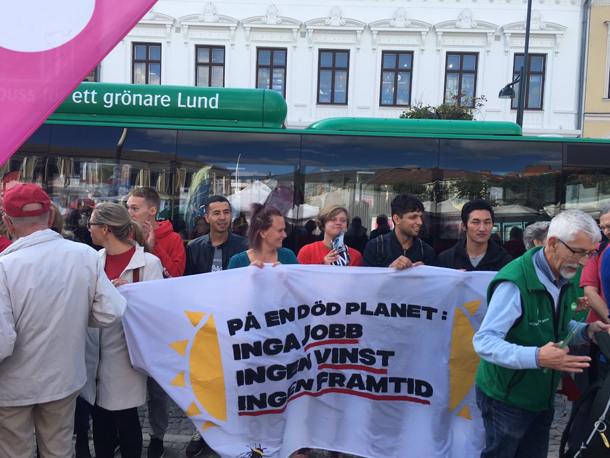 lundsfeminister's tweet photo. Givetvis fanns F! representerat idag på #ClimateMarchSE i Lund. Vi påminner om att vi har en mycket vass miljö- och klimatpolitik. Det instämde också många av dem vi pratade med i. Vi träffade också på @RMManskligt #ffse till dem. 
#klimatval2018 

🌱💕🌱💕🌱 https://t.co/m1c1yidxTu