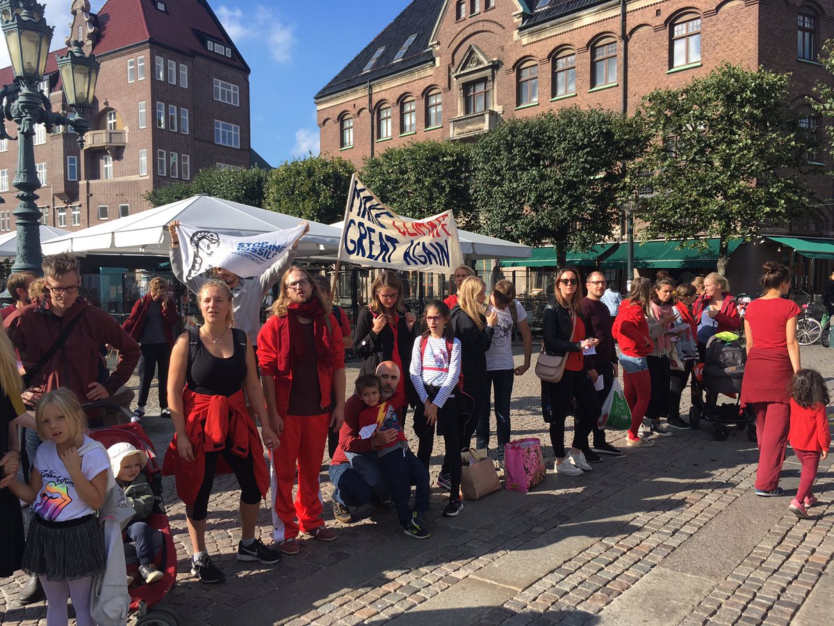 lundsfeminister's tweet photo. Givetvis fanns F! representerat idag på #ClimateMarchSE i Lund. Vi påminner om att vi har en mycket vass miljö- och klimatpolitik. Det instämde också många av dem vi pratade med i. Vi träffade också på @RMManskligt #ffse till dem. 
#klimatval2018 

🌱💕🌱💕🌱 https://t.co/m1c1yidxTu