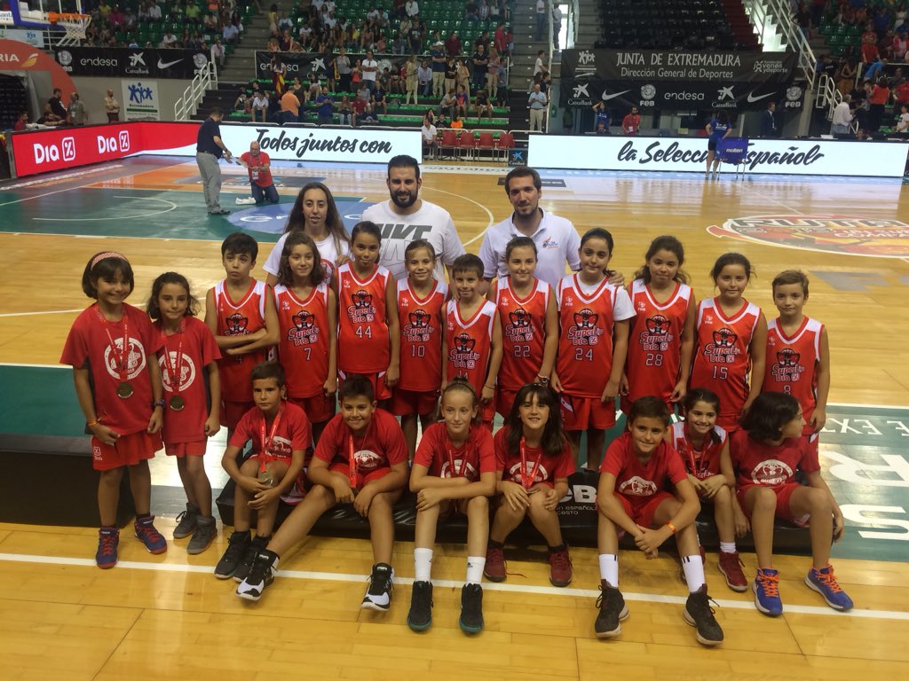 cbjosefinas's tweet photo. Ahí están los subcampeones de la Superliga Día disfrutando del partido de la @baloncestofeb femenina. Todo un lujo ver a estas jugonas https://t.co/YJiTHXJnfY