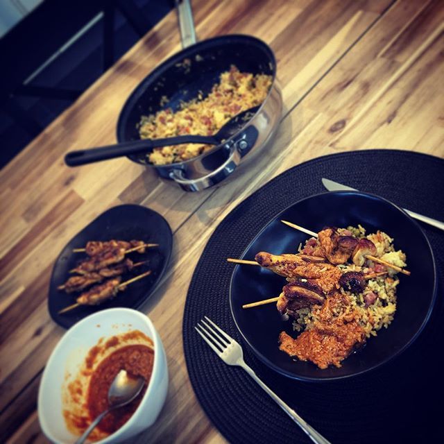 Low_res's tweet photo. Zelfgemaakte kippensaté op zijn #Javaans met nasi goreng en coconut pinda saus. #foodporn #homemade #sate #satey #homecooked #instafood #brochette #sateisleven #ietsteveelinhollandgaaneten #sesame #peanut https://t.co/ykw0QAk3fa https://t.co/AaQQBVYiOh