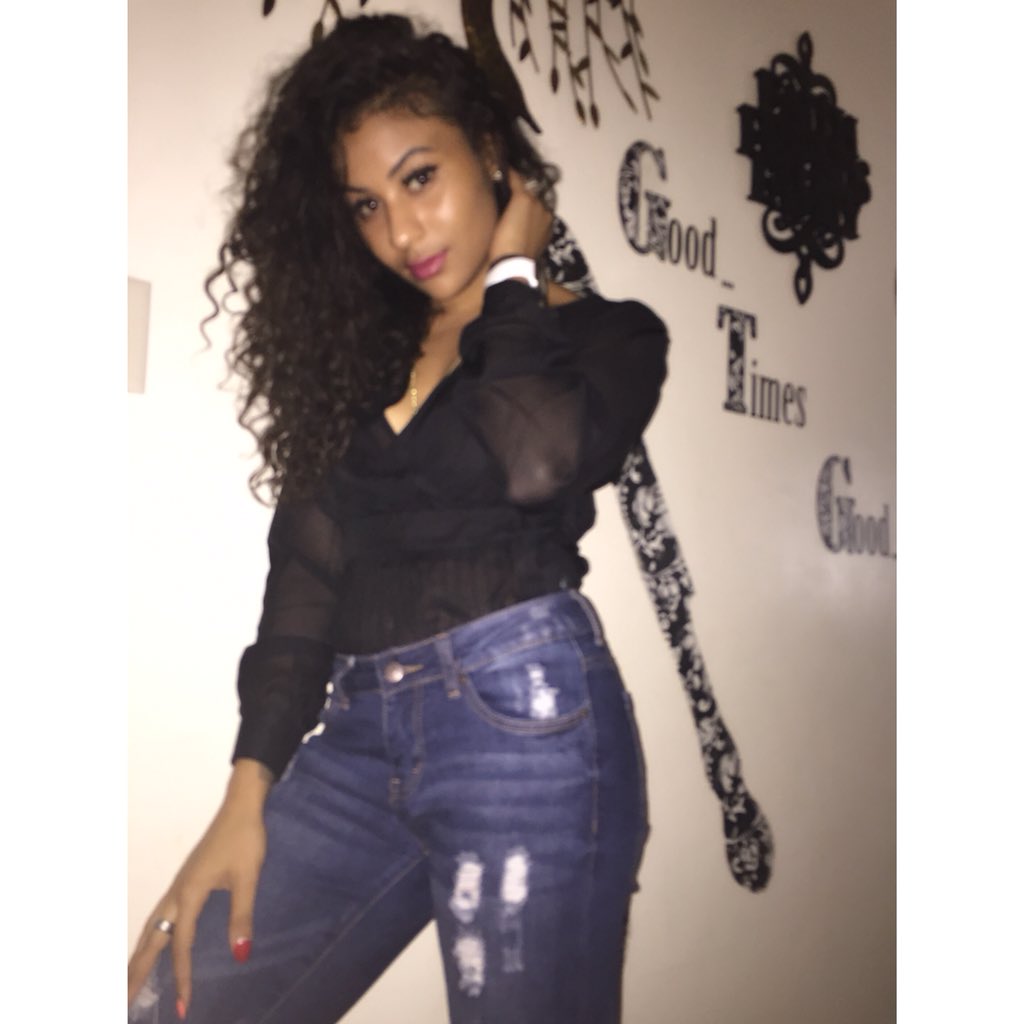 Tay_Bleuu's tweet photo. Twitter , find me a girlfriend. #finelgbt https://t.co/DdDkWkB8sb