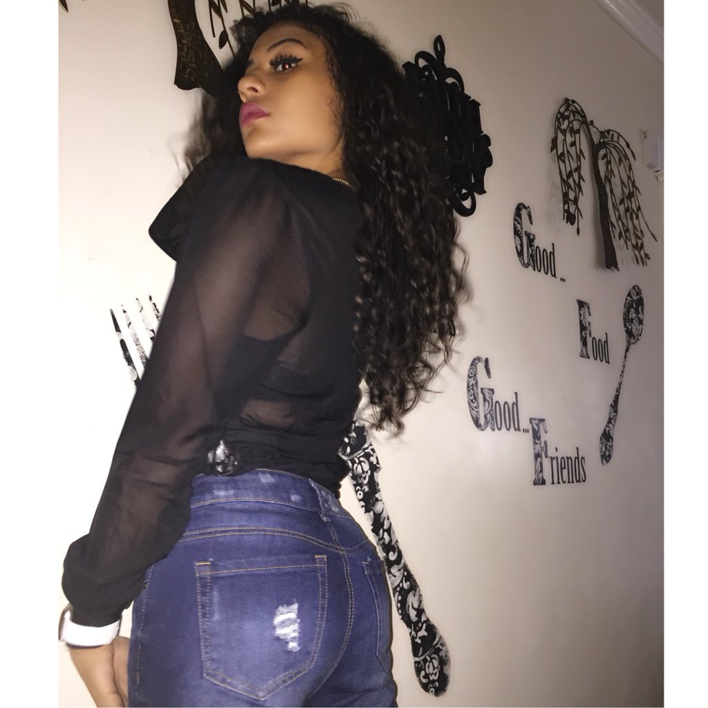 Tay_Bleuu's tweet photo. Twitter , find me a girlfriend. #finelgbt https://t.co/DdDkWkB8sb