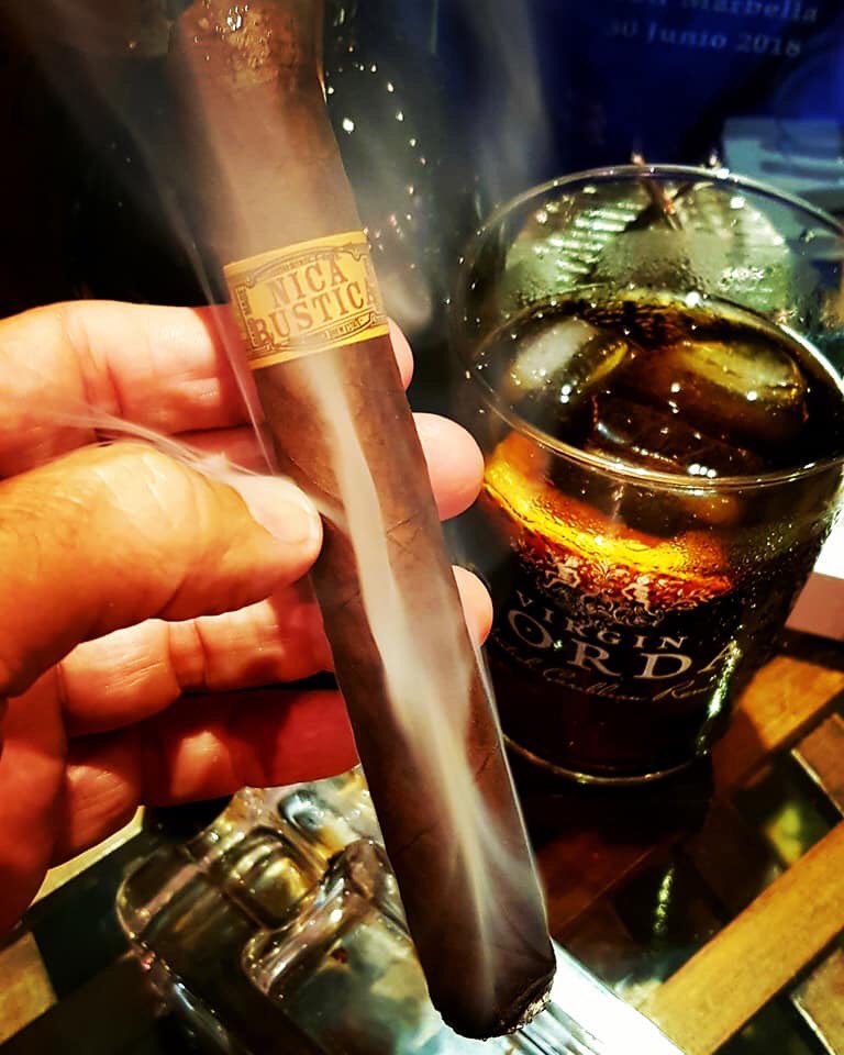 VirginGordaRum's tweet photo. Saludos  mi gente.¡!
Tarde de relax con este ✌🏻💨💨 #Elbrujito by #DrewEstate y 
este  delicioso 🥃 #virgingordarum de #ThePoshMakers #London🏴󠁧󠁢󠁥󠁮󠁧󠁿 🇪🇸
#RonVirginGorda 
#PVAMNM #Marbella18🌴 #l#NicaragüaPremiunTobaccos #pvamnmphilosophy♥️ https://t.co/XnNVV3mTlt