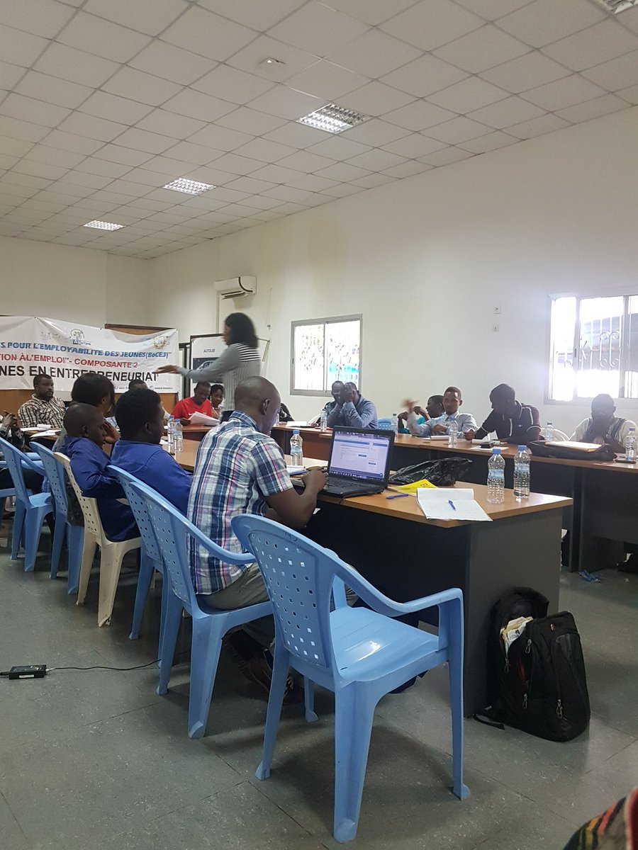 sirasaad03's tweet photo. Étape 2 #Formation la Notion de Propriété #Intellectuelle par Dr @sidibe_diaka 👏👏💪 waouh quelle Éloquence et quelle Énergie... 
#AgroGuineeLab 🏢🌱
#Soutenonsnosjeunes https://t.co/1uCgbWc1FD