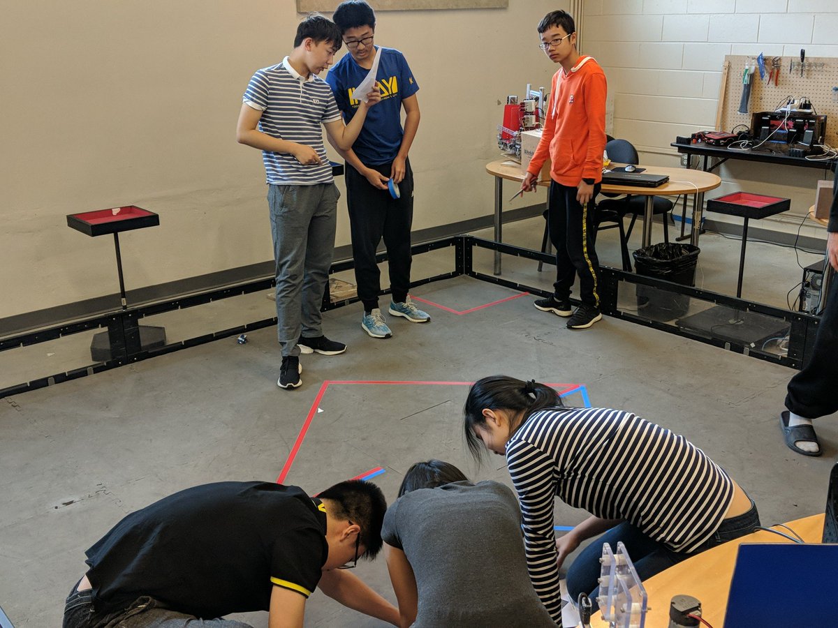 WiscoRobotics's tweet image. Already starting to retape the field.

#ROVERRUCKUS #FIRSTLaunch2019 #OMGRobots #FTCKickoff