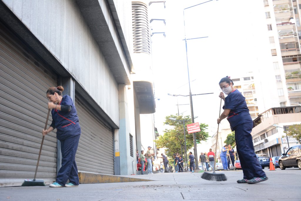 #Hoy #8Sep Por instrucciones del Ministro <a href="/tupamarohipolit/">Hipo Lito</a> desde el MPPT en Chacao, se realiza mantenimiento en los alrededores a través del punto y círculo con brigadas conformadas por el Poder Popular y trabajadores.
_
#ProtecciónEconómica