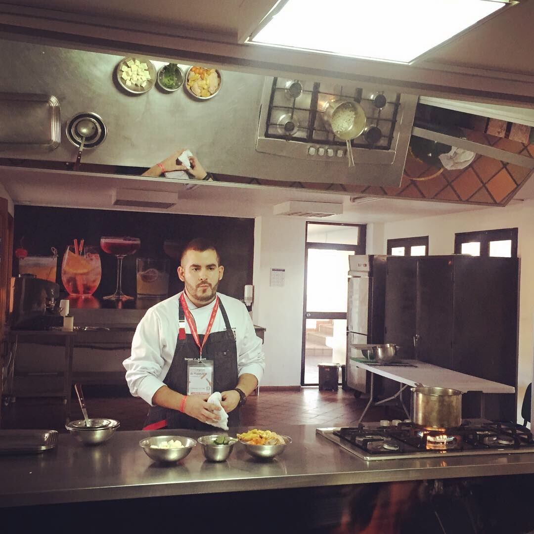 <a href="/Hernancr27/">Hernan C Riesen</a> cocina un sancocho panameño con su toque para participantes de Congreso Gastronómico de Popayán.