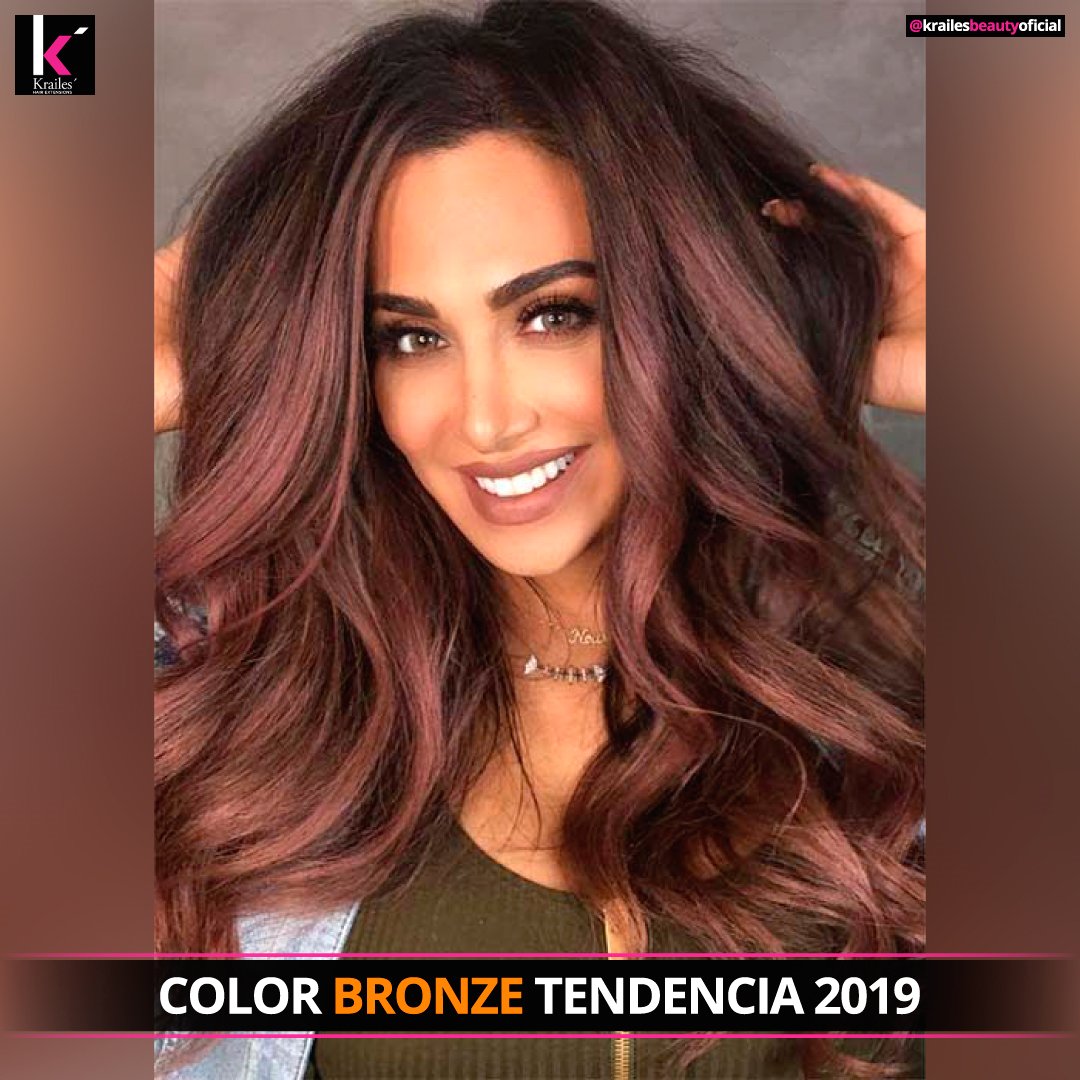 Hoy te recomendamos el color Bronze 🔴 Esta tonalidad es una combinación entre el pelirrojo clásico mezclado con un rico marrón bronce, que le brinda matices a tu cabello 💆‍♀ Envíame un DM o llama al ☎ 718-731-2128 y agendemos tu cita. #Krailesbeautyoficial #bronze #tendencias