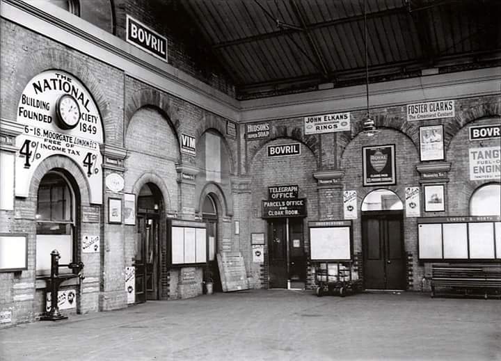 banditman59uk's tweet photo. Part of the interior of Yarmouth Southtown Railway Station with the north and east side walls of the concourse showing period advertisements. February 1933.
Russell Walker https://t.co/Htv9QuOEK5