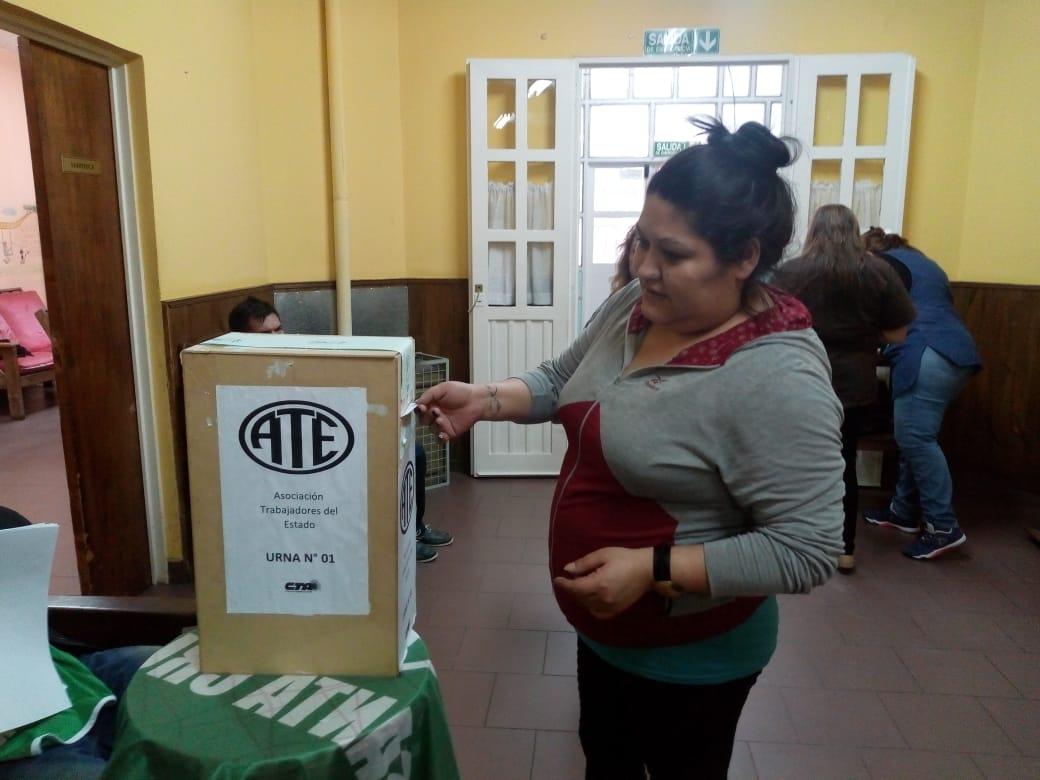 ATESantaCruz's tweet photo. #ATEDesarrollo | ATE realiza Elecciones de Delegados hoy Sabado en el hogar de abuelos "Braulio Zumalacarregui" turno fin de semana
Felicitaciones a la nueva delegada Judith Colivoro. #ATENoPara
#SomosIdentidad https://t.co/STbhgmZ8V1 https://t.co/fWNsN6o1Zz