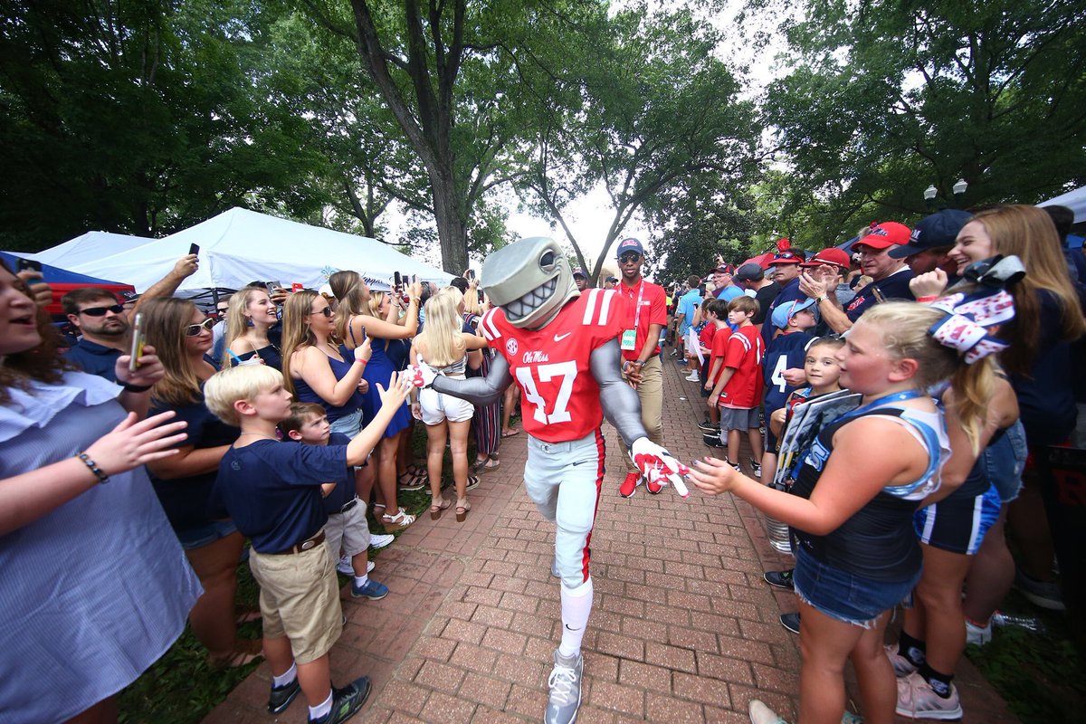 willashley60's tweet photo. “All of the kids are gonna LOVE Tony!” — A photo essay (📷credit: @OleMissPix) https://t.co/eu9WGBeUc8
