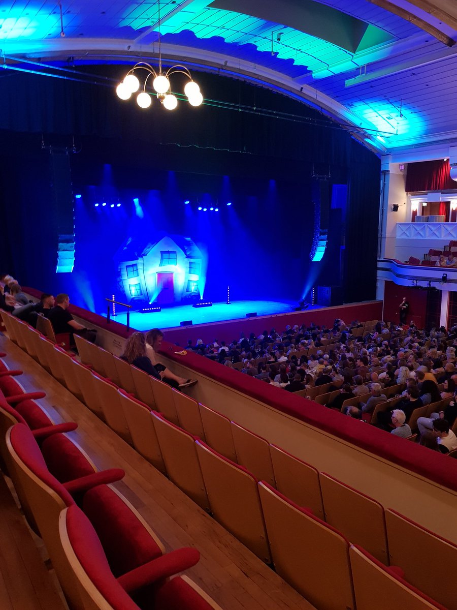 NeilTitchmarsh's tweet photo. @IAmChrisRamsey waiting for some funny guy from oop north to tell us a joke https://t.co/dIetppmzeM