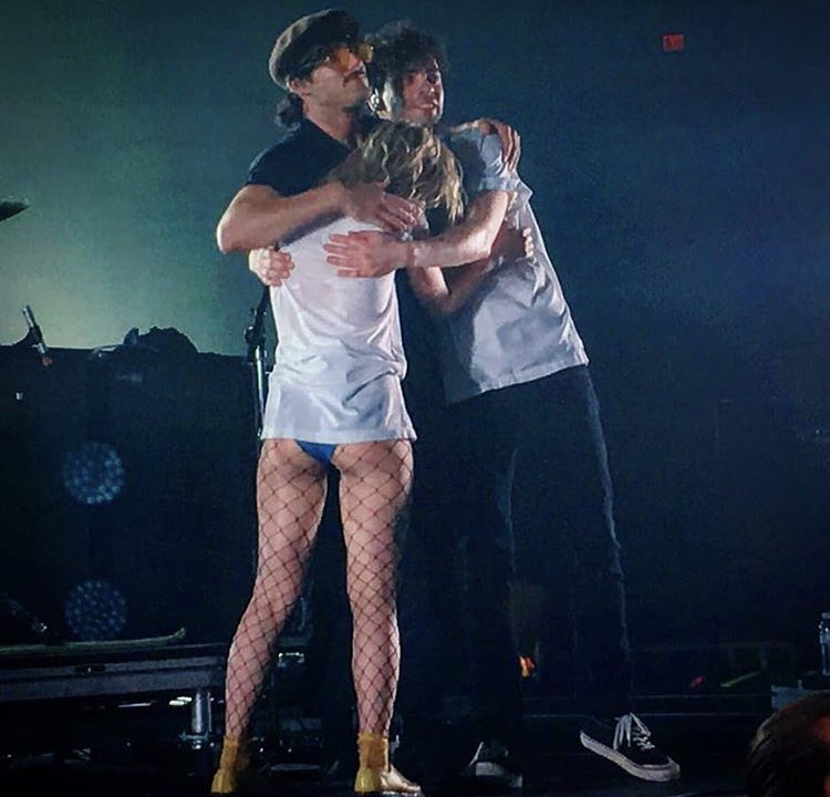 Ainda não superamos o hiato que esta por vir. 

Assinado: paramore and more