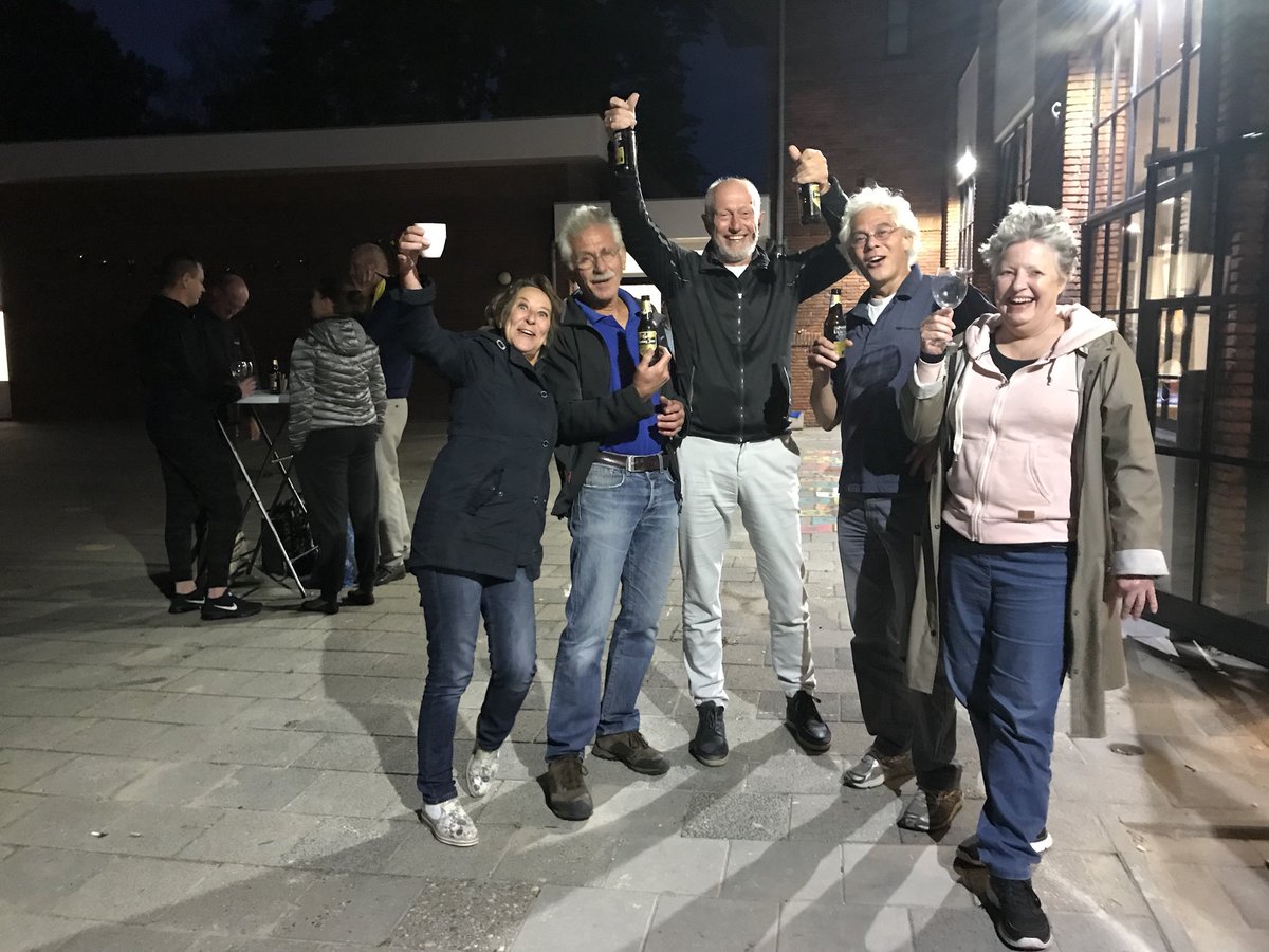 LiaBoschma's tweet photo. Opening @VillaRandwijck top event super gezellig, lekker eten, mensen ontmoeten en dansen op de muziek van @KofferBent er spelen enkele bandleden morgen op ons @JazzinhetDorp maar dan met band @Supermoonfunk Wordt dit weekend nog gezelliger in #amstelveen https://t.co/PxiHgS0tTk