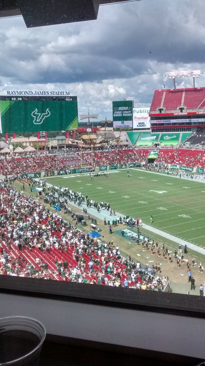 DougMilesMedia's tweet image. Blake Barnett 5 yd TD run. 2:13 4th. USF 49 GA Tech 38. #blakebarnett #USFFootball #georgiatechfb #dougmilesmedia