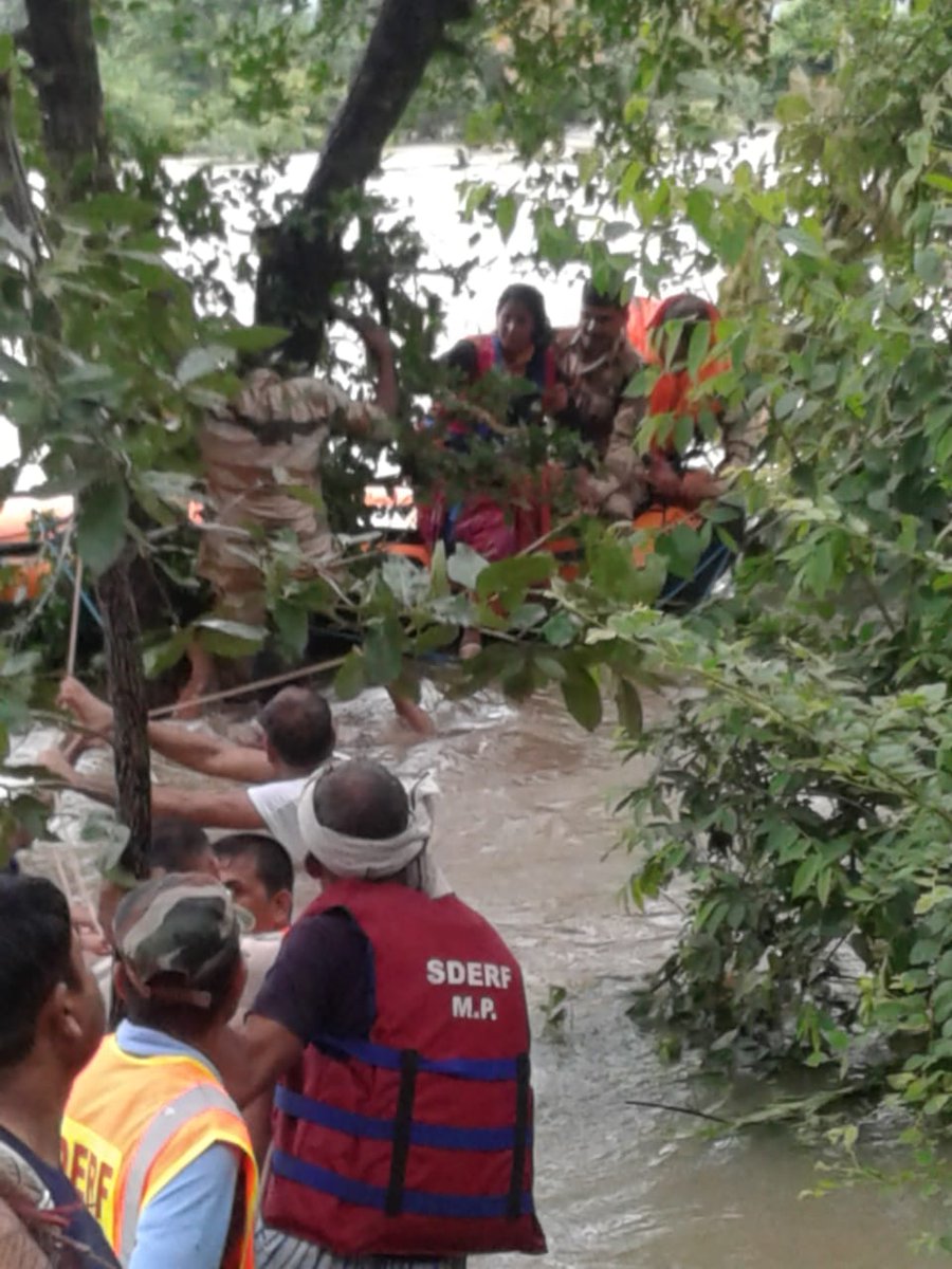 MpSdrf's tweet photo. #RESCUE #flood  #shivpuri 
rescue completed  successfully  by team https://t.co/uL1g7wGSqN
 "Madikheda dam distt -SHIVPURI"
मणि  खेड़ा डैम अरावन गांव  मैं टापू पर फं��े 4 लोगों को सुरक्षित बाहर निकाला गया
@ChouhanShivraj @CMMadhyaPradesh @ndmaindia @NDRFHQ @ManishSShrma @PMOIndia https://t.co/B4E89ojmGU