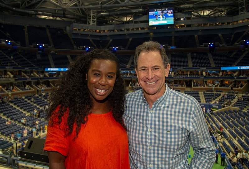 OITNBFR1's tweet photo. Uzo Aduba assiste aux championnats de tennis US Open 2018. #uzoaduba #suzannewarren #oitnb #orangeisthenewblack #usopen https://t.co/mD0DXRXzpx