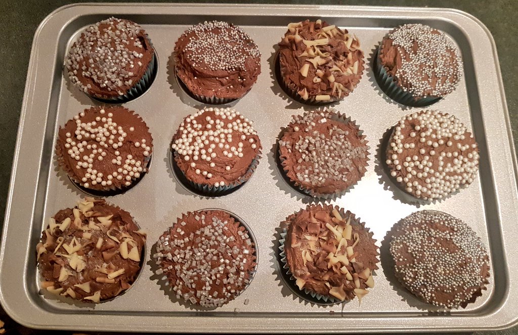 SCienceSophs's tweet photo. My decorating skills are basic but the baking is one my true science skills.

#baking #chocolatecupcakes #hummingbird #hummingbirdbakery #devilschocolate #nomnomnom #bakingismyscience https://t.co/Ffuo7731Zw