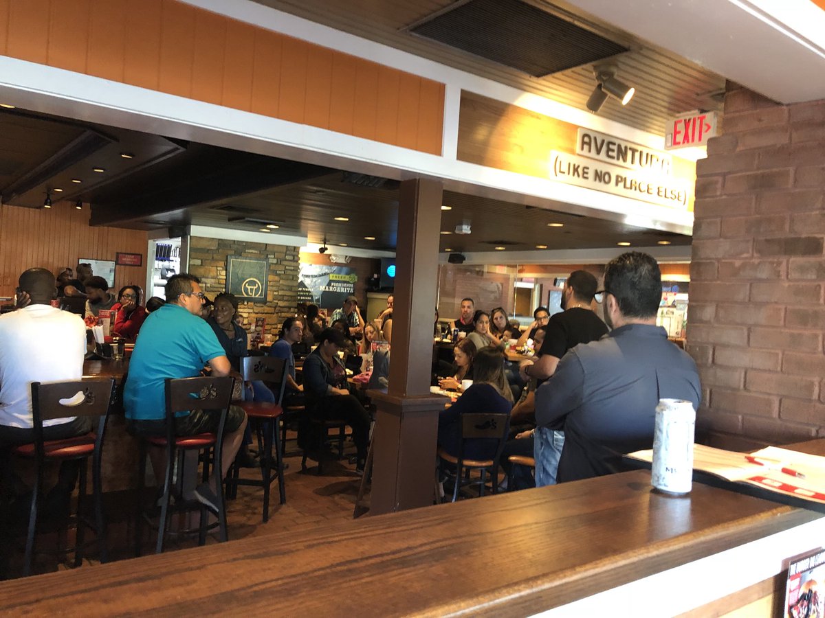 deebritt15's tweet image. #ATTM this morning! We were ready for #theguestscount. I have to say I love this team so much! @ChilisJobs #chilisaventura 😍😍😍