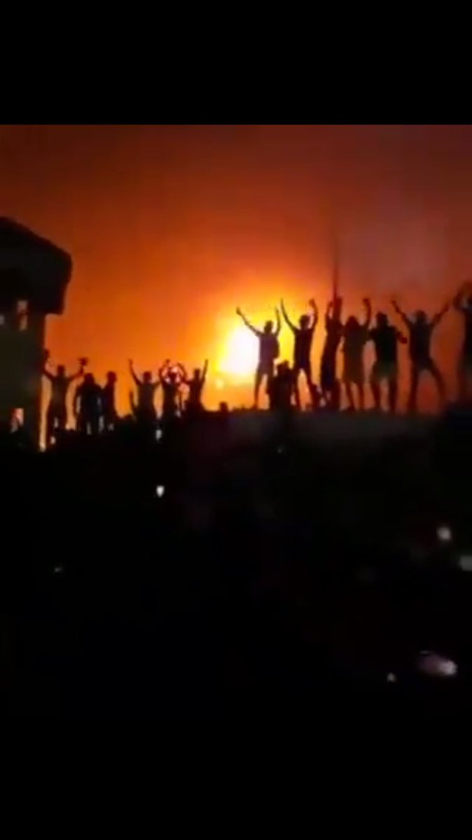 Basra’daki göstericiler yaktıkları hükümet binalarının önünde böyle dans ederek çok farklı bir fotoğrafa yol açtılar. Göstericiler bilinçli olarak Bu pozları arkalarında bir manzaranın çıkması İçin vermediler. Bu fotoğraflar bir isyanın, açlığın ve işsizliğin alevidir. Yazık