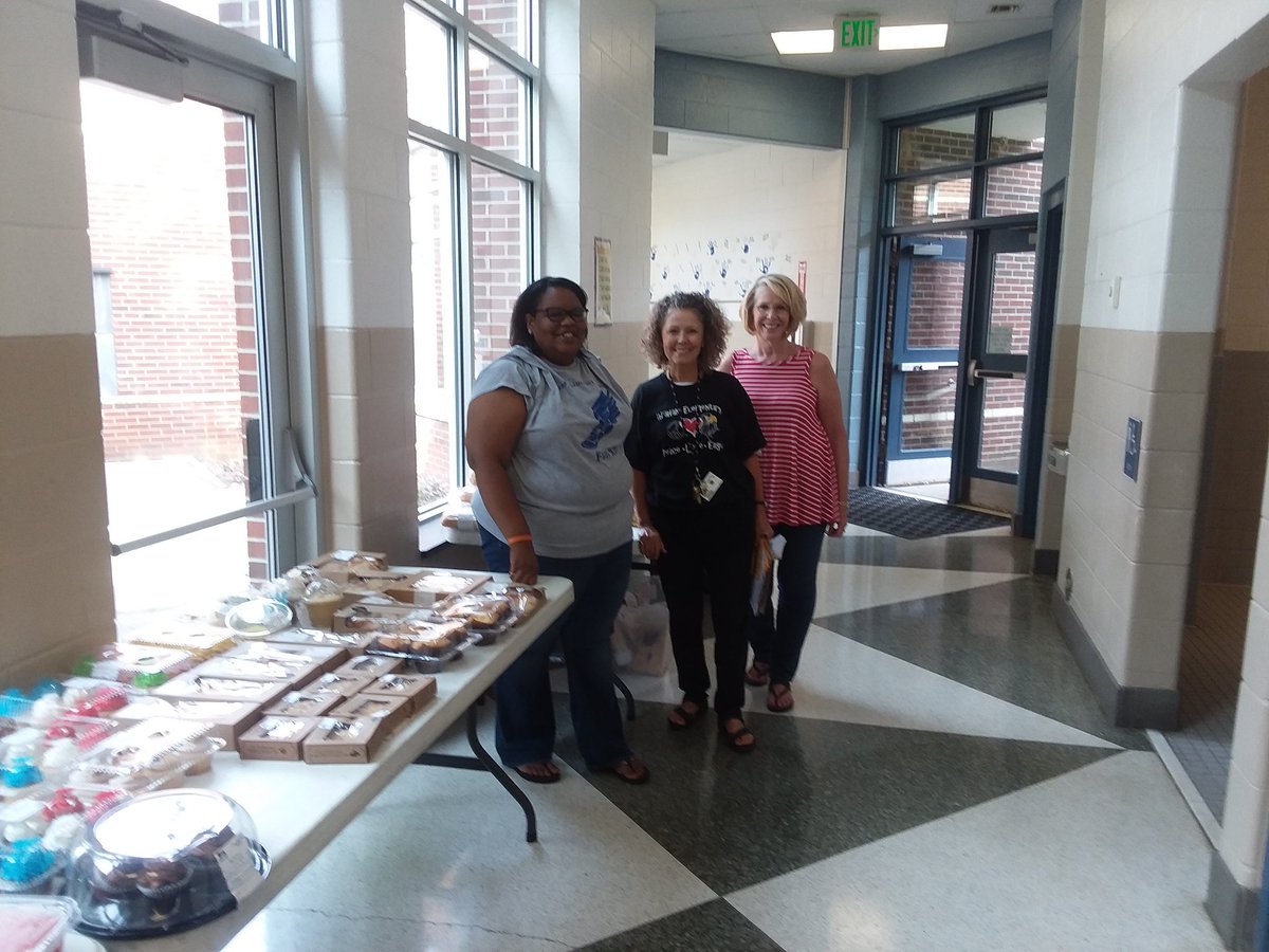 TabithaSHamilt1's tweet photo. Thank you Mrs. Marks &amp; Mrs. Dagenhart for helping at the food pantry @IbrahamES sponsored by Epiphany Lutheran Church! https://t.co/qdmfPWzxbi