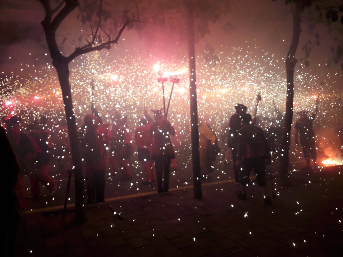 kapaoltis's tweet photo. #EncesaFinal #correfoc #santadria #fmsab18 #foc #diables https://t.co/PNfxIwRCoX