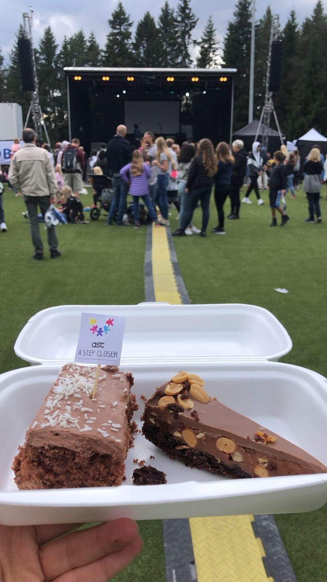 ASCNorway's tweet photo. ASC har i dag hatt matstand på Granittrock. En herlig opplevelse med utrolige mange mennesker i alle aldre! Vi er takknemlige for tilbakemeldingen vi fikk for ansiktsmalingen og hoppeslottet vi hadde stelt i stand for barna. ♥️ #ASCNorway https://t.co/EdhufbRKZP