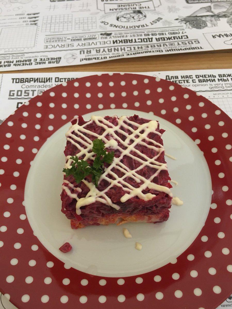 JA3YKC's tweet photo. 実は部員1名がモスクワにいるのですが、このケーキのようなものが実はサラダでして。本当に美味しいんです。甘さはあるのですが、野菜の旨味を消さない程度で本当に美味しいんです。

以上、モスクワリポートでした。 https://t.co/9gGIYowpFB