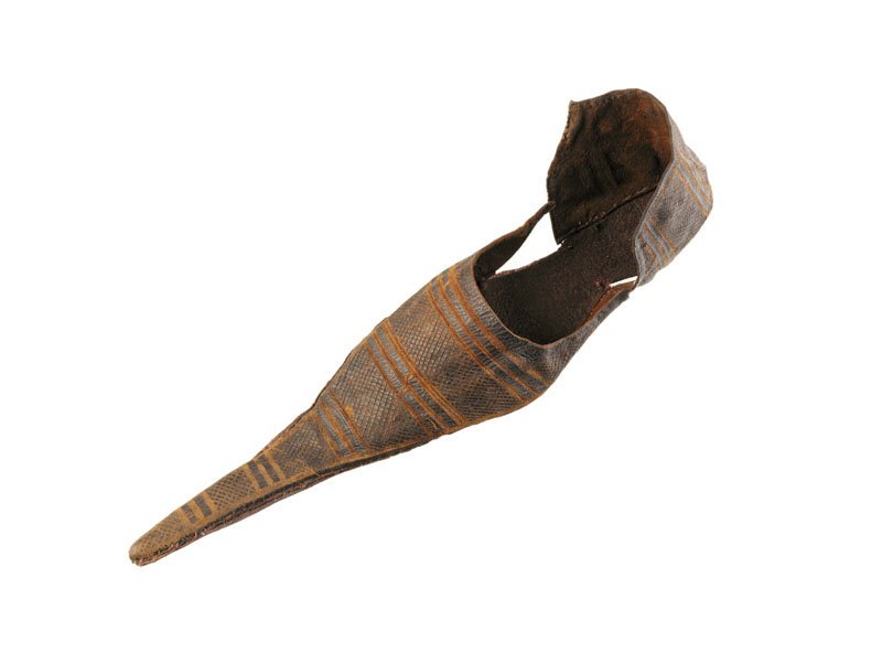 irarchaeology's tweet photo. Medieval shoe known as a Poulaine, English,14th century. These long pointed shoes had to be stuffed with moss/hair to keep their shape & were worn by wealthy, fashion-conscious, people. However, they were condemned by some clergymen as 'claws of devils' https://t.co/Z34nQ4GpiW https://t.co/Wu9bFdfYqW