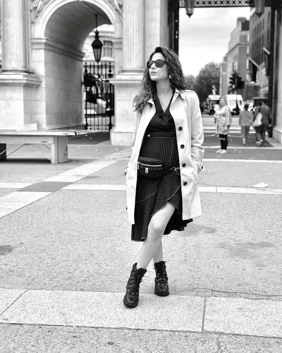eyehinakhan's tweet photo. Style is about something that comes within you👗 https://t.co/xzQeoxWDvx