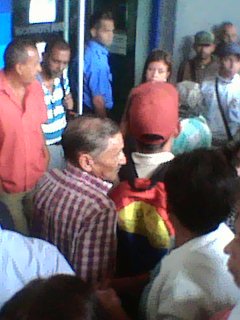 100x100critico's tweet photo. "ALERTA" @SudebanInforma Banco Provincial oficina la victoria edo. Aragua no da efectivo a pensionados ni mucho menos a la clientela en general dsd el miércoles. Según la Sub-gerente tienen 2 días sin recibir remesa. Muy sospechoso! @SumireFerrara @RibasEsPotencia @RMarcoTorres https://t.co/TkidLt1CvT