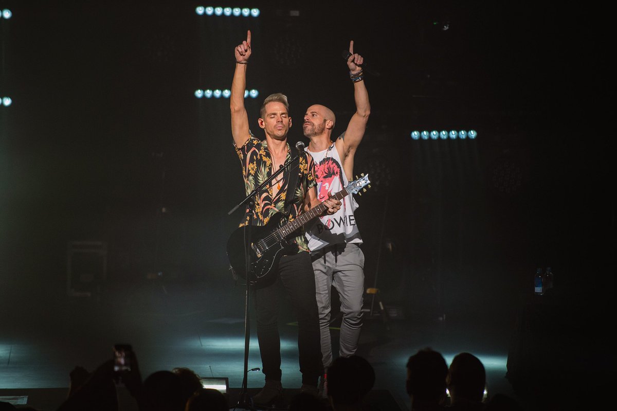 Daughtry_News's tweet photo. Thousand Oaks turned it up to 11 last night! https://t.co/UTc7dLz7uP
