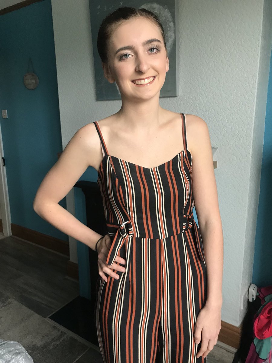 VannJan1's tweet photo. Productive day today.... daughters hair and make up done and homemade garlic and cheese naan bread for curry... #housewife #paramedicdayoff #hairdresseriamnot #prettydaughter https://t.co/Qaanweu8LW