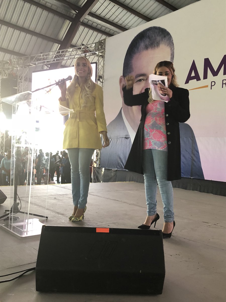Las jóvenes Jeniffer y Jenny Gómez hablan en nombre de las mujeres y la juventud y presentan semblanza de la vida pública de Amarante.

#SDNSigueConAmarante[Santo Domingo Norte revienta el Salón Multiusos de Sabana Perdida con AMARANTE]