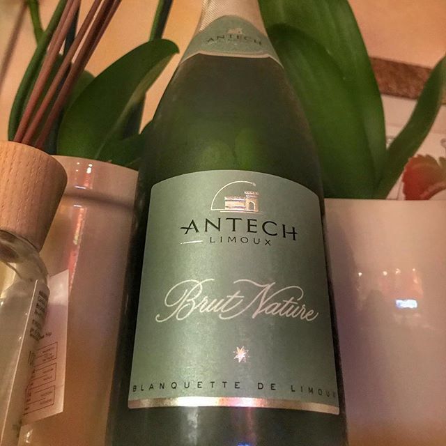 elna75it's tweet image. #antech #limoux #brutnature entrata netta e verticale come una spada ⚔️ che immagino perfetto con un gambero rosso crudo di #sicilia e #buonanotte ift.tt/2O1MRUS