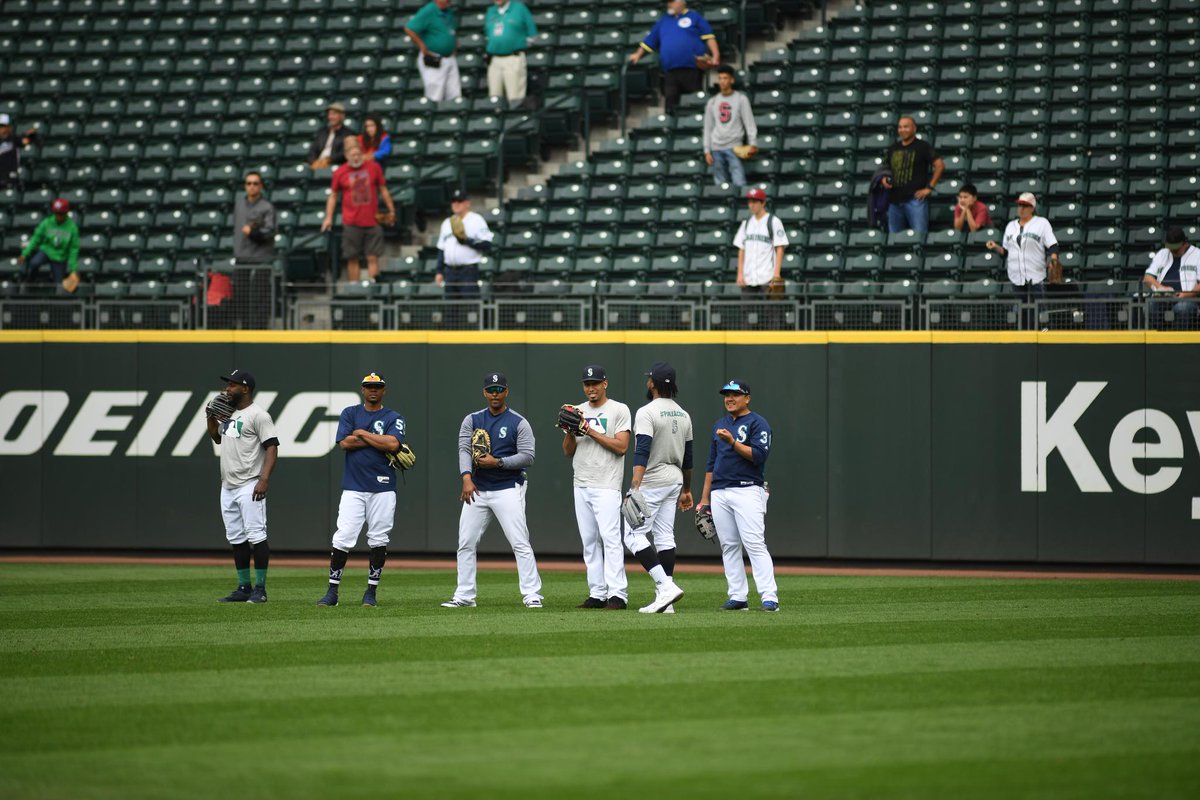 mlbespanol's tweet photo. Desde Seattle, @LosMarineros se unen a #PonleAcento con estilo y elegancia. 👏👏👏

#LasMayores ⚾️ https://t.co/yxS6fvqCmv
