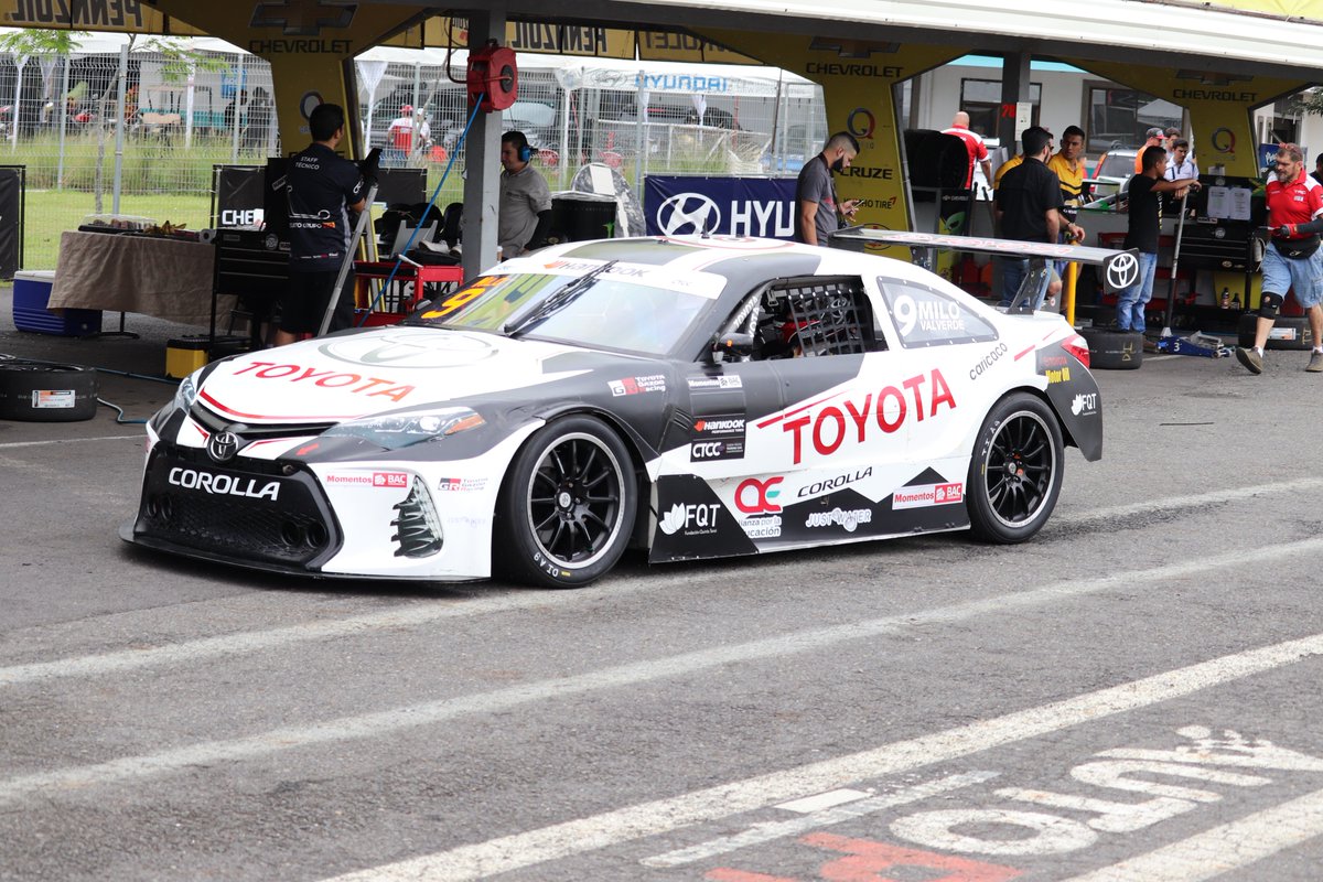 profesionvalor's tweet photo. Por quinta fecha consecutiva @milovalverde hace la Pole Position y saldrá primero el domingo en la Final del #CTCC2018.
Además el piloto de @ToyotaCR hizo récord de pista con 56:241. #ProfesiónValor https://t.co/XXsxTzJuAb