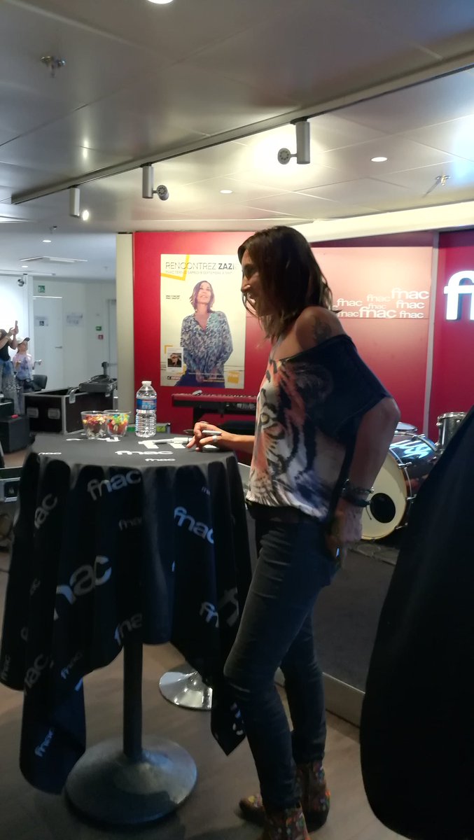 AurelieCM57's tweet photo. #Zazie #Fnac #Ternes #Schowcase #Paris https://t.co/achxPAePts