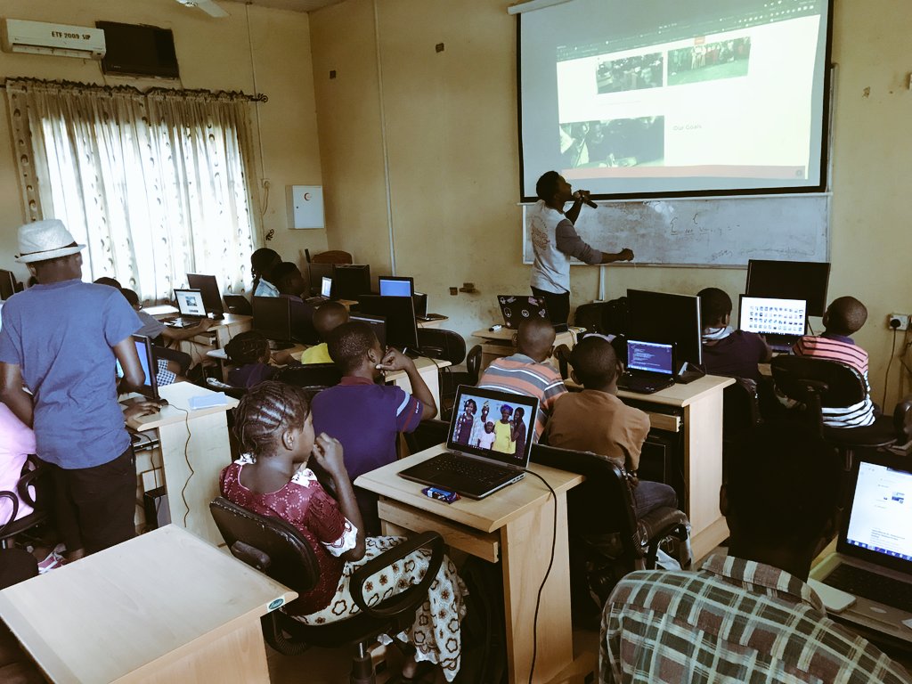 biodunch's tweet photo. We had an average of 16 kids throughout the 10 days of #KnowITBootCamp
These kids had absolutely ZERO knowledge of Coding nor what the WEB is, we demystified these concepts to them.
We taught them #HTML #CSS & #JAVASCRIPT
After 10days,we have an 8 year old designing webpages 🔥 https://t.co/e0avwXcaoY