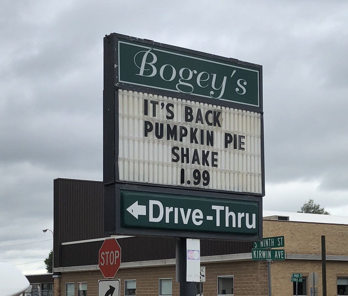 Nick__Morris's tweet image. Pregame meal at Bogeys before this evening’s showdown between @Friends_Falcons &amp;amp; @kwucoyotes on ESPN3! #FalconUp #WeAreFriendsU