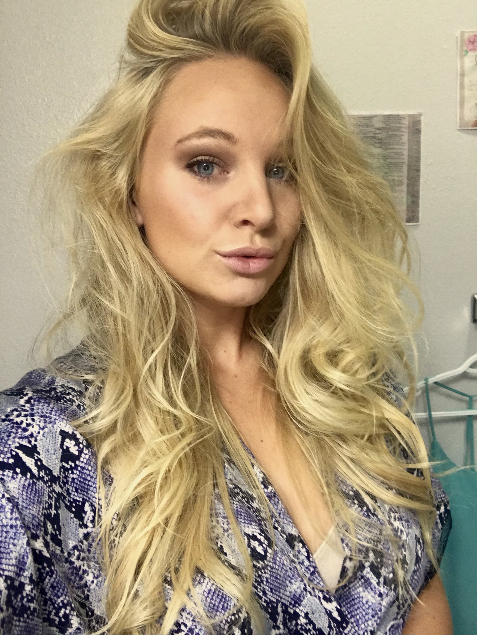 VK on X: also everyone look at my hot ass perfect roomie  t.coqsDQrgAZg6  X